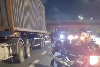 Colisão entre carro, caminhão e moto deixa vítima na Anchieta