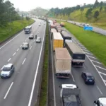 Anchieta é liberada após carreta derrubar passarela; veja reflexos no trânsito