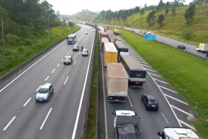 Anchieta é liberada após carreta derrubar passarela; veja reflexos no trânsito