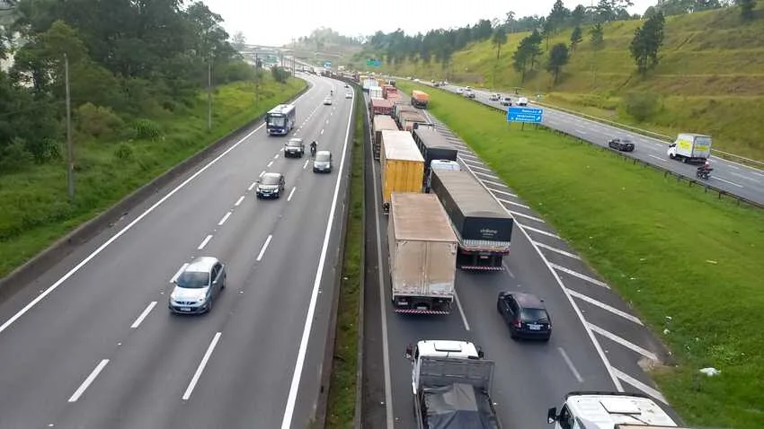 Anchieta é liberada após carreta derrubar passarela; veja reflexos no trânsito