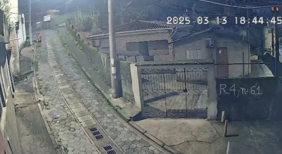 Vídeo mostra momento em que caminhão bate em passarela na Anchieta
