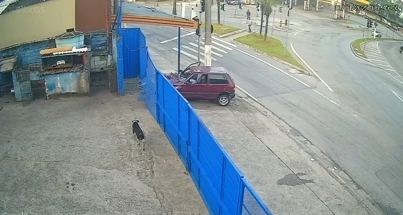 Carro bate em portão de oficina