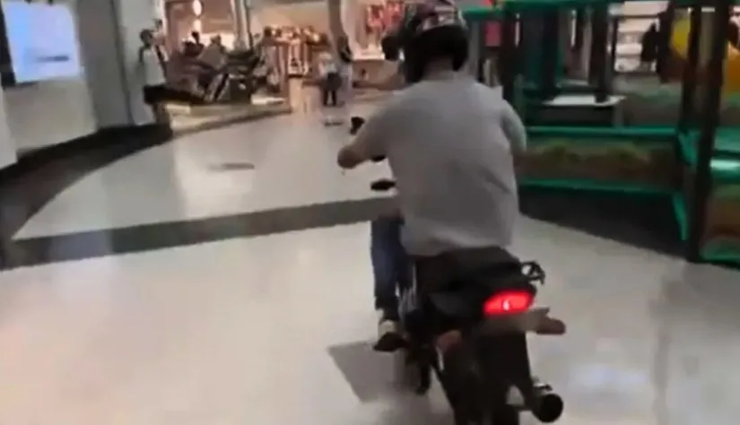 Influenciador faz “rolezinho” com moto dentro de shopping em SP