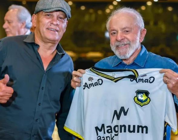 Lula ganha camisa do time São Bernardo e publica nas redes sociais