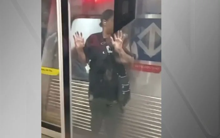 Mulher fica presa entre porta de segurança e vagão do Metrô em São Paulo