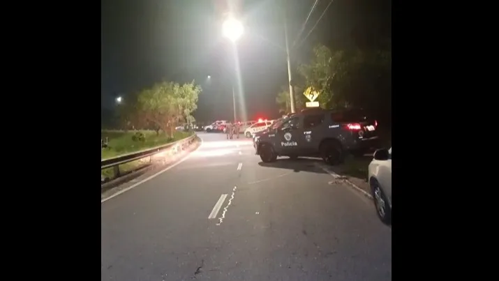 viatura da PM na Avenida Papa João XXIII, em Mauá.