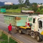 Piscina cai de carreta no Rodoanel e Spmar faz remoção