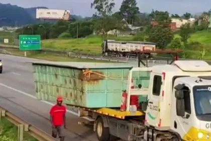 Piscina cai de carreta no Rodoanel e Spmar faz remoção