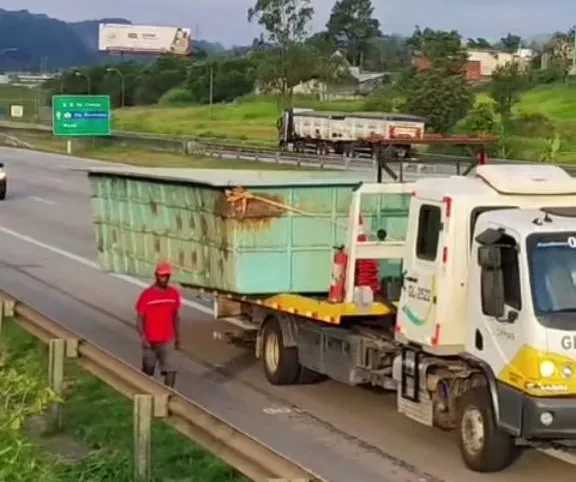 Piscina cai de carreta no Rodoanel e Spmar faz remoção