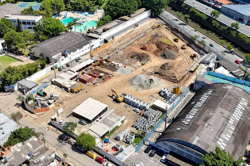 Obras do piscinão no Bairro Fundação avançam com escavação e construção da viga de coroamento