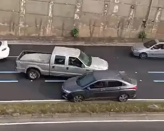 caminhonete na contramão na avenida Lions