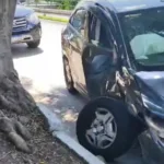 carro derruba placa