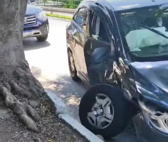 carro derruba placa