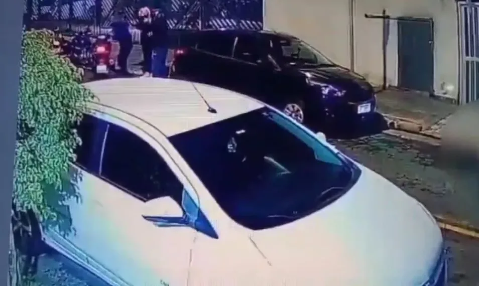 Vídeo registra roubo de moto em São Bernardo; moradores falam em arrastão