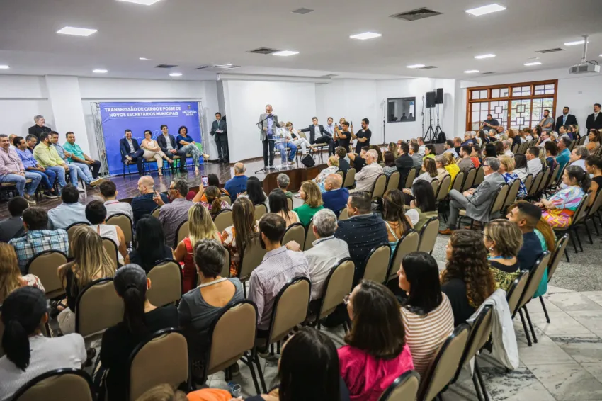 Cerimônia de posse foi prestigiada pelo deputado estadual Thiago Auricchio, vereadores e secretários municipais