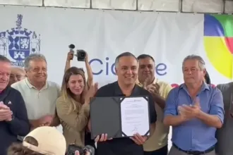 Marcelo Lima assina ordem de serviço