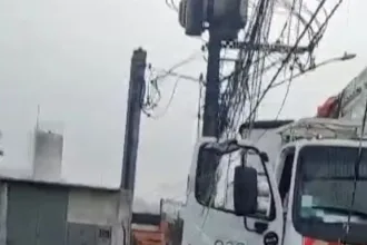 caminhão da enel e transformador queimado