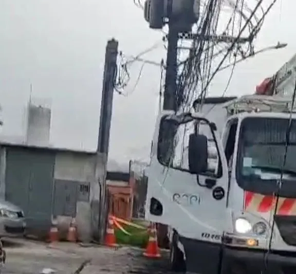 caminhão da enel e transformador queimado