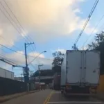 Entrada de caminhões na Agesbec vira dor de cabeça para quem trafega na Nicola Demarchi