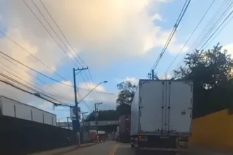 Entrada de caminhões na Agesbec vira dor de cabeça para quem trafega na Nicola Demarchi