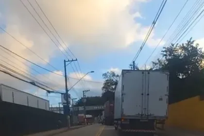 Entrada de caminhões na Agesbec vira dor de cabeça para quem trafega na Nicola Demarchi