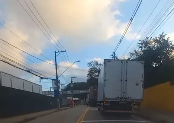 Entrada de caminhões na Agesbec vira dor de cabeça para quem trafega na Nicola Demarchi