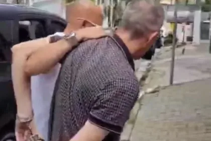 Homem abusa de ex-namorada e de sua filha de 9 anos Segundo a Polícia, o homem se aproveitou do momento em que a mulher estaria sob efeito de álcool para abusar das duas Um homem foi preso no final da tarde desta quinta-feira (27/03), em Diadema, por supostamente abusar da ex-namorada e de sua filha de 9 anos. De acordo com a Polícia, o homem aproveitou que a mulher estava sob eleito de bebida alcoólica e abusou tanto dela quanto da enteada. O caso é investigado pela Delegacia de Defesa da Mulher (DDM) de Diadema, sob o comando da delegada Renata Cruppi. Segundo a delegada, já foi pedida a prisão preventiva do homem que passará por audiência de custódia e até lá permanecerá preso e à disposição da Justiça. “A menina contou, e aqui não colocamos a palavra da criança em dúvida. Investigamos a fundo. Recebemos as informações, mas dentro dos elementos encontrados, conseguimos identificar os indícios de veracidade”, afirmou a delegada. Imagens mostram o momento da chegada do acusado à Delegacia da Mulher.