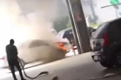 Carro pega fogo em estacionamento do atacadão no bairro Serraria, em Diadema
