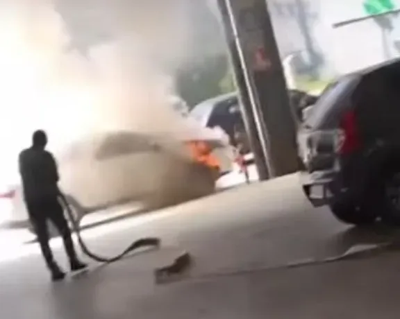 Carro pega fogo em estacionamento do atacadão no bairro Serraria, em Diadema