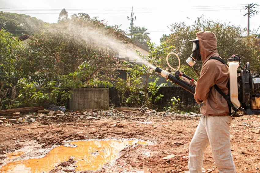 Agentes visitam 157 casas e fiscalizam denúncias no Dia D de combate à dengue em São Caetano