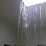 vídeos mostram também água da chuva caindo dentro dos quartos, diretamente sobre os leitos