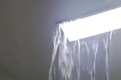 vídeos mostram também água da chuva caindo dentro dos quartos, diretamente sobre os leitos