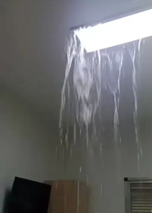 vídeos mostram também água da chuva caindo dentro dos quartos, diretamente sobre os leitos