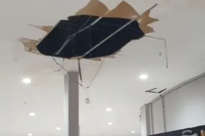 Chuva forte causa queda de parte do teto do Assaí Anchieta