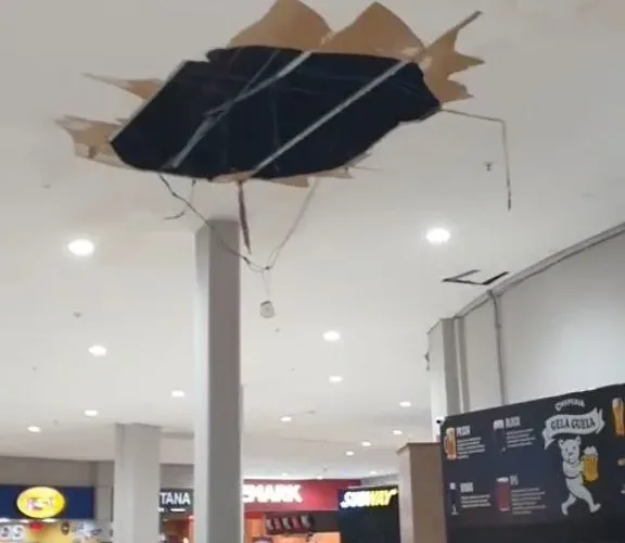 Chuva forte causa queda de parte do teto do Assaí Anchieta