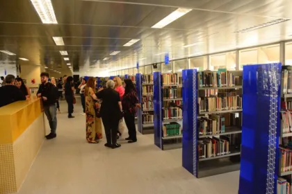 Biblioteca conta com acervo de 90 mil itens físicos, entre jornais, livros em Braille, gibis e obras raras