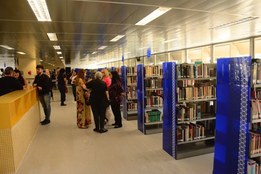Biblioteca conta com acervo de 90 mil itens físicos, entre jornais, livros em Braille, gibis e obras raras