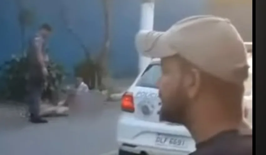 Homem em surto avança em moradores e danifica veículos na Vila São José