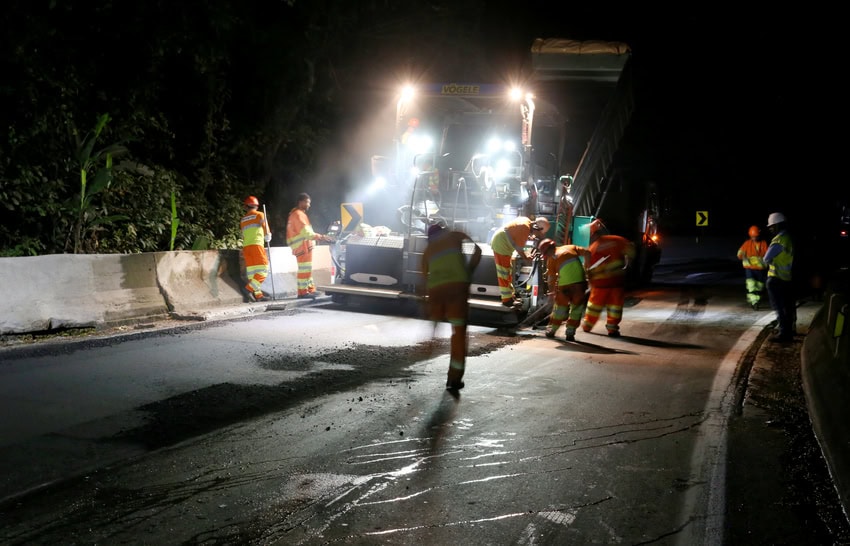 Serviços da Ecovias Imigrantes incluem a lavagem de placas e limpeza de canais Acesso às imagens