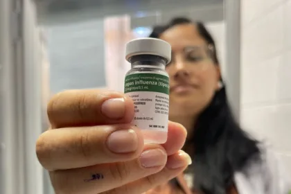 Enfermeira com a dose da vacina da gripe na mão