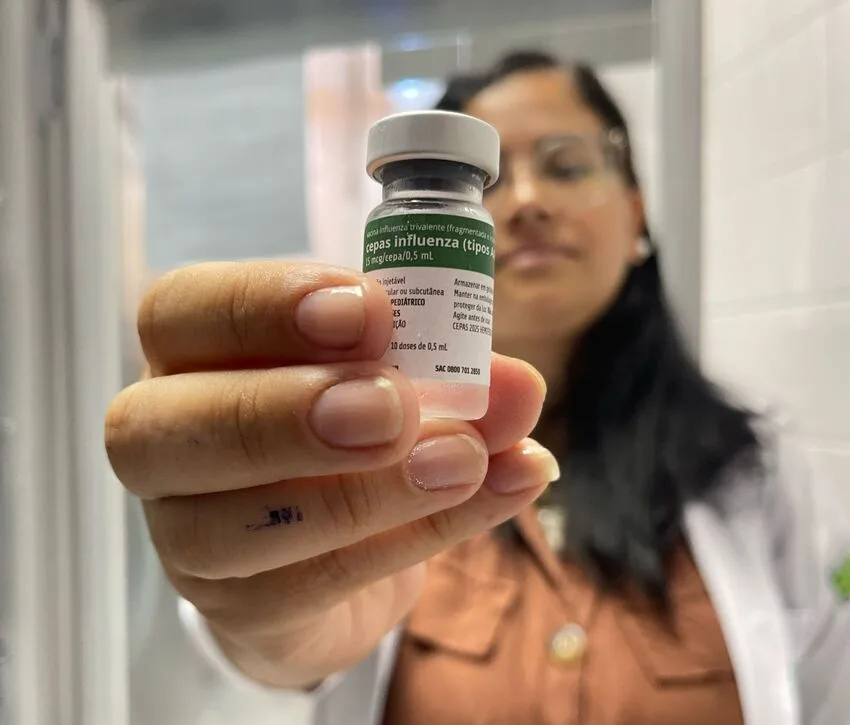 Enfermeira com a dose da vacina da gripe na mão 