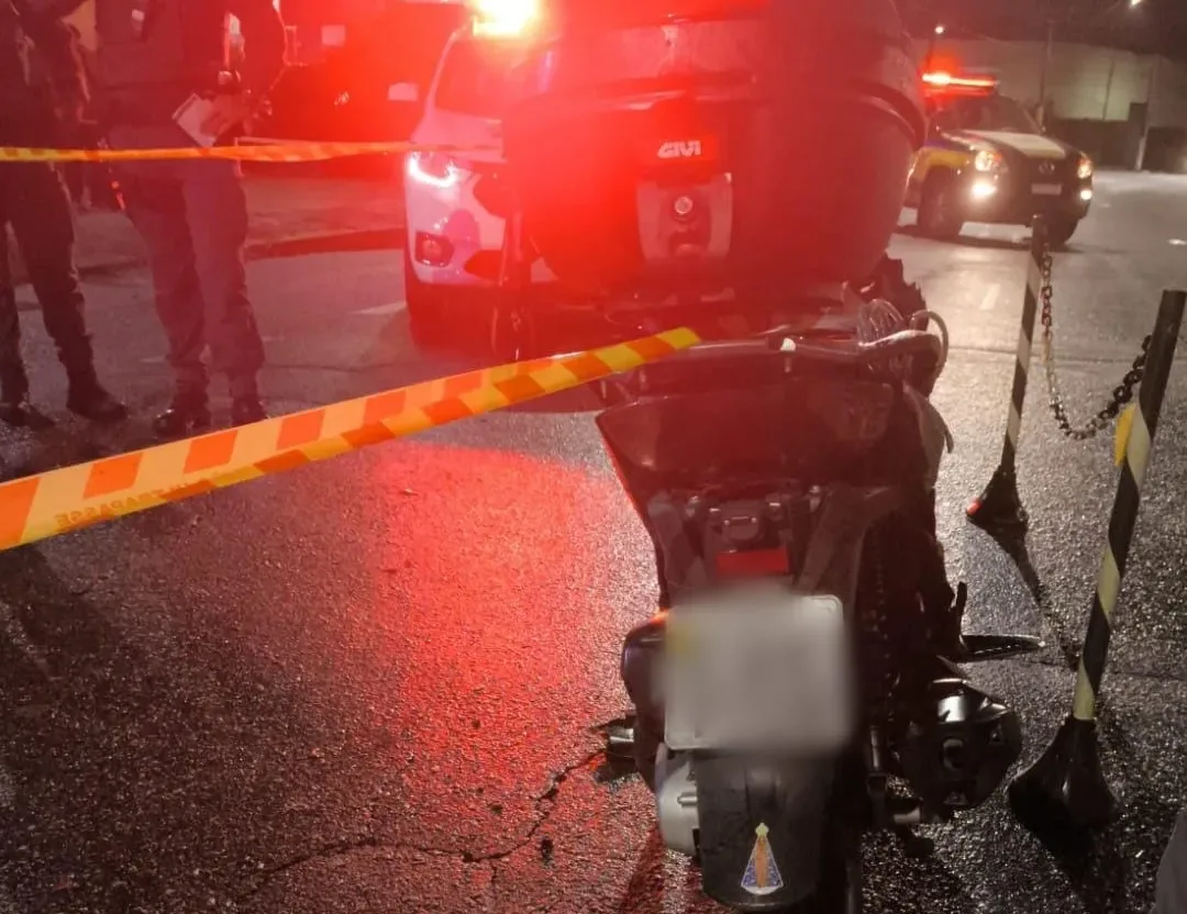 Homem de 52 anos trafegava com sua motocicleta e colidiu com um guincho estacionado na Avenida Firestone, no bairro Casa Branca