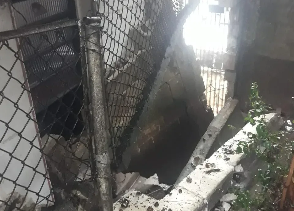 Muro de escola também desabou com as fortes chuvas que caíram nesta madrugada de sexta-feira