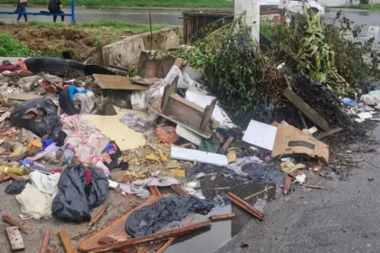 Moradores de S.Bernardo ficam indignados com carros que despejam lixo irregularmente