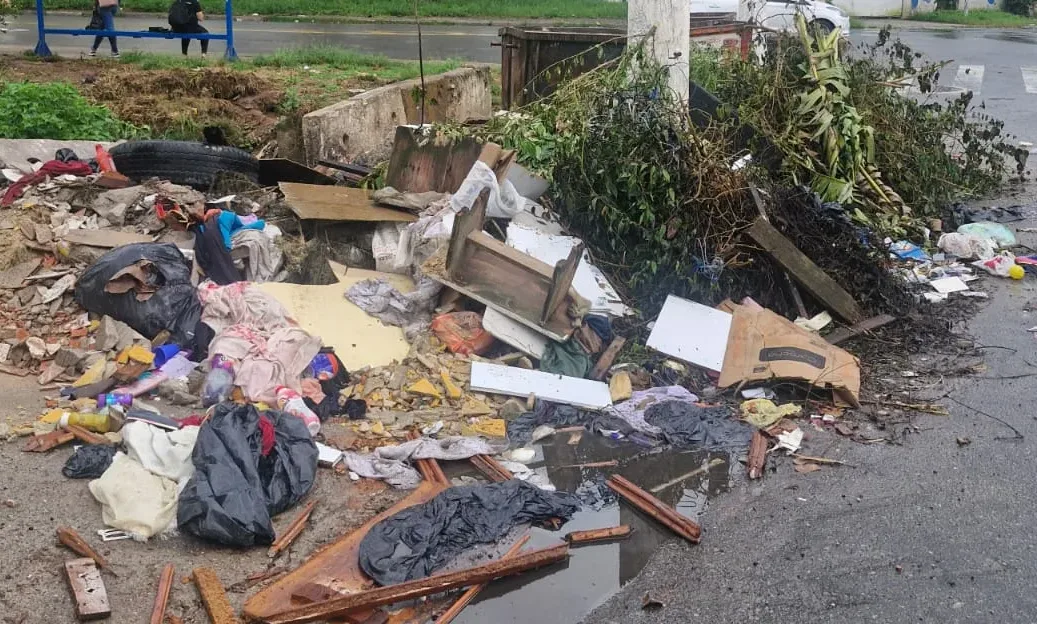 Moradores de S.Bernardo ficam indignados com carros que despejam lixo irregularmente