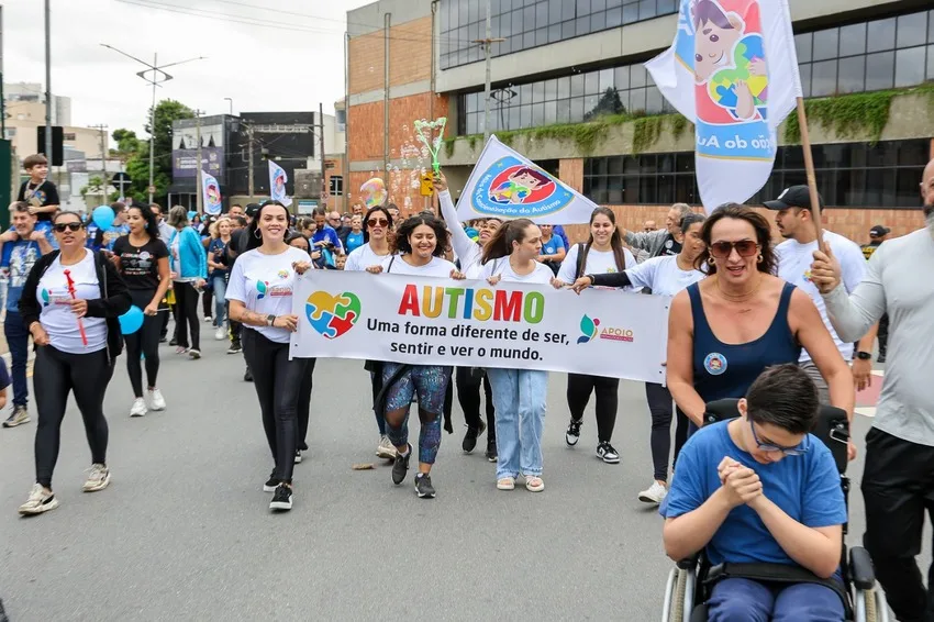 Combate ao preconceito e a promoção da inclusão social de pessoas com autismo uniu as famílias de São Caetano na manhã deste domingo