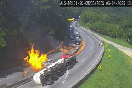 Pelo menos 25 veículos pegam fogo após carreta com etanol tombar e explodir em SC