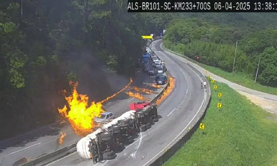 Pelo menos 25 veículos pegam fogo após carreta com etanol tombar e explodir em SC
