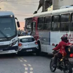 Carro fica prensado entre dois ônibus em Mauá  