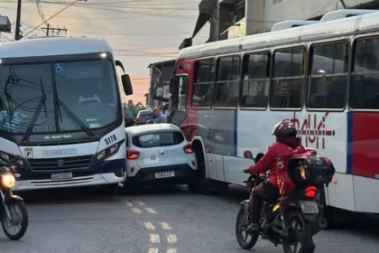 Carro fica prensado entre dois ônibus em Mauá  